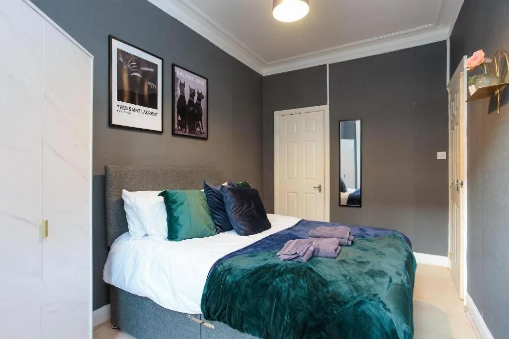 Boutique And Beautiful Edinburgh Abode Villa